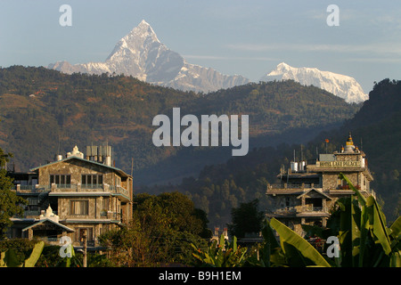 La vue de la montagne Fishtail ou Machhapuchre à côté de la chaîne d'Annapurna de l'Himalaya à Pokhara, au Népal. Banque D'Images