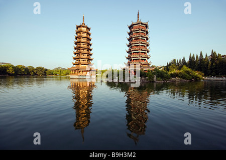 Chine, Province du Guangxi, Guilin, pagodes Lac Banyan Banque D'Images