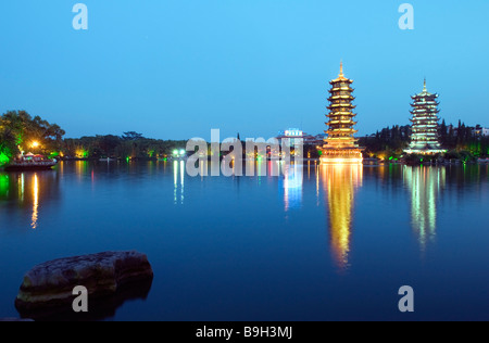 Chine, Province du Guangxi, Guilin, lac Banyan pagodes. Banque D'Images