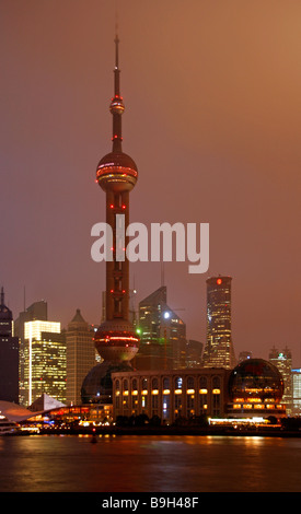 La Chine, Shanghai. Pudong vu du Bund. Banque D'Images