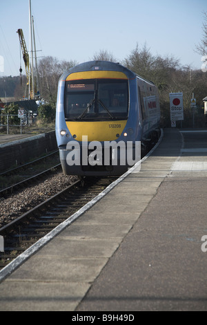Class 170 turbo diesel de la plate-forme star train approchant Woodbridge Suffolk Angleterre station Banque D'Images