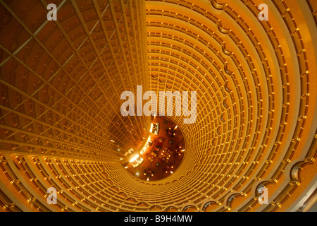 La Chine, Shanghai. Vue vers le bas l'atrium de la tour Jin Mao à partir de la 88e étage. Banque D'Images