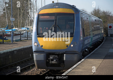 Class 170 turbo diesel de la plate-forme star train approchant Woodbridge Suffolk Angleterre station Banque D'Images
