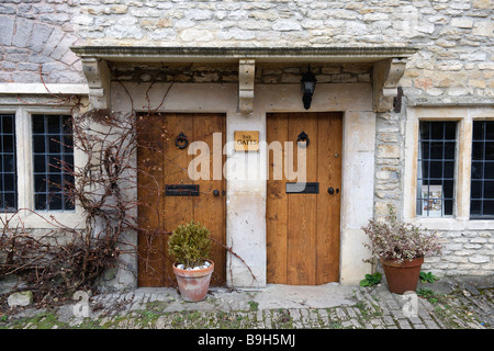 Double-battants des portes Castle Coombe Wiltshire Banque D'Images