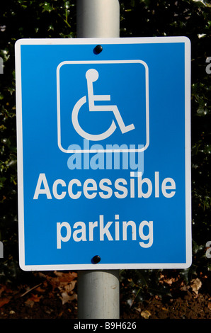 Un signe d'un espace de stationnement pour personnes handicapées dans un parking campagne dans le Surrey, en Angleterre. Banque D'Images