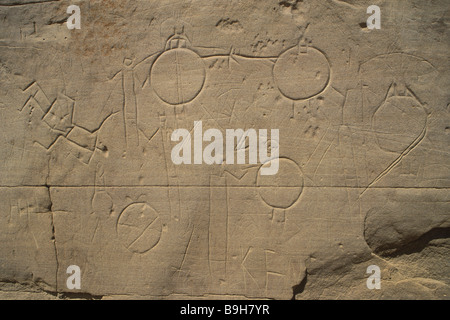 D'anciens pétroglyphes gravés dans le grès naturel à l'écriture sur le parc provincial de pierre dans le sud de l'Alberta, Canada. Banque D'Images