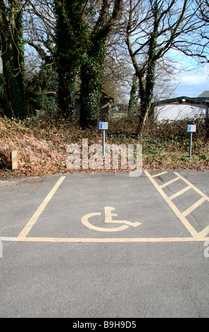 Un espace de stationnement pour personnes handicapées dans un parking campagne dans le Surrey, en Angleterre. Banque D'Images