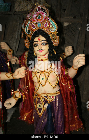 Peint Statue d'un dieu Hindou dans le marché de potiers, Kumortuli, Kolkata Banque D'Images