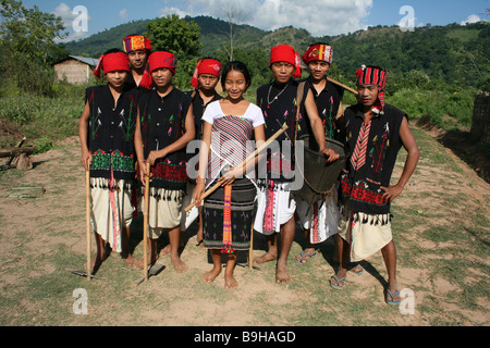 Groupe de jeunes villageois Tribu Une église en costume traditionnel Banque D'Images