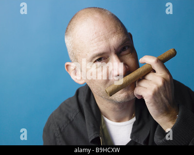 Tête à tête homme fume cigare série portrait de designer les gens fument le cigare fumé agréable-tabacs produits plaisir Banque D'Images