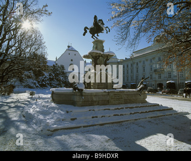 Autriche Tyrol Innsbruck Hof-château église cour Leopold-North-Tyrol la construction de bâtiments d'hiver puits puits de l'église jeu de l'eau Banque D'Images