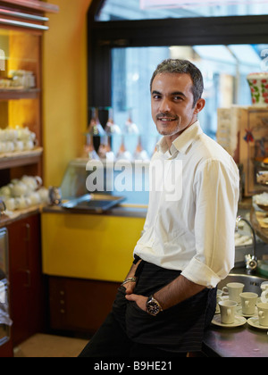 Portrait of waiter in cafe Banque D'Images