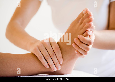 Pieds massage main Banque D'Images