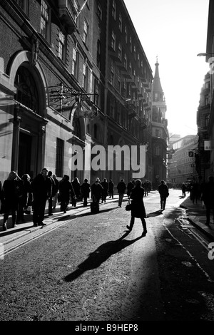 Les travailleurs de la ville sur leur façon de travailler dans Lombard Street City de Londres l'Église à la fin de la rue est St Edmund le Roi Banque D'Images