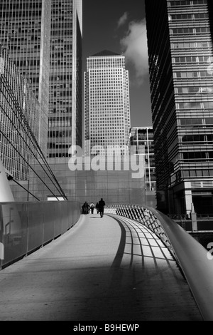 Les piétons marchant sur la passerelle au-dessus de l'Inde du Sud Ouest Dock, Canary Wharf, London Banque D'Images