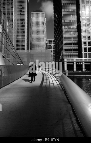 Les piétons marchant sur la passerelle au-dessus de l'Inde du Sud Ouest Dock, Canary Wharf, London Banque D'Images