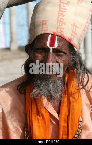 Saddhu en robe safran à Mumbai Banque D'Images