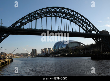 Tôt le matin sur le pont Tyne et Sage music center sur les rives du fleuve Tyne, Newcastle-upon-Tyne. Banque D'Images