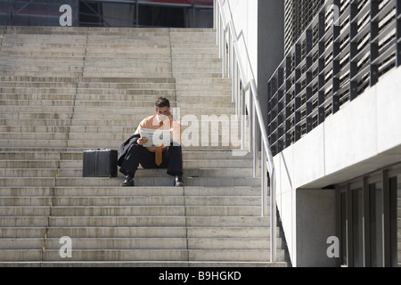 Stadt, Mann, Jung, Anzug, Aktenkoffer, sitzen, Zeitung, lesen, Stellenanzeigen, nachdenklich, Banque D'Images