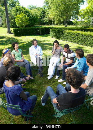 Cercle de personnes en plein air, rehab Banque D'Images