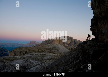 Homme debout à flanc d'une montagne Banque D'Images