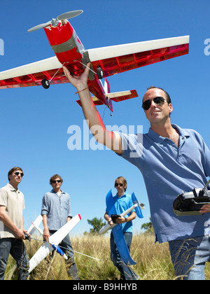 Les hommes avec avion commandé à distance Banque D'Images