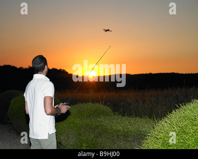 L'homme jouant avec avion commandé à distance Banque D'Images