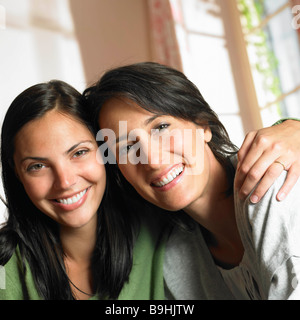 Girlfriends smiling at camera Banque D'Images