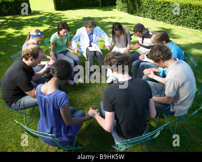 Cercle de personnes en rehab, holding hands Banque D'Images