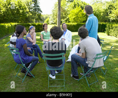 Cercle de personnes en plein air, rehab Banque D'Images