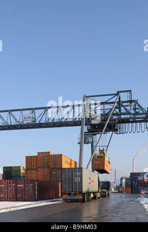 La manutention des conteneurs au port de Bonn, d'un conteneur d'être chargé sur un camion, Bonn, Rhénanie du Nord-Westphalie, Allemagne, Europe Banque D'Images