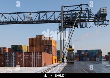 La manutention des conteneurs de 50 tonnes avec un portainer, conteneur d'être chargé sur un camion, trafic, bimodale Harbour, North Rhine-Wes Bonn Banque D'Images