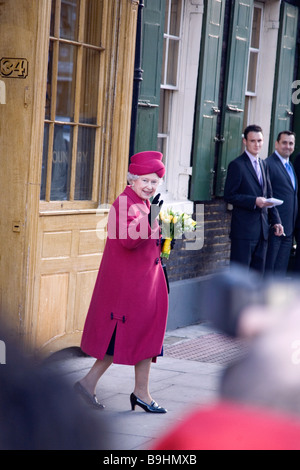 La reine d'Angleterre en laissant la Whitechapel Bell Foundry à whitechapel london Banque D'Images