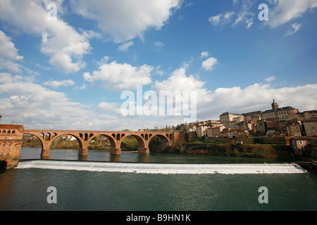 Panorama du pont sur la rivière Tarn Albi en France Banque D'Images