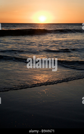 Coucher de soleil sur l'océan Pacifique à Pochomil beach, au Nicaragua. Banque D'Images