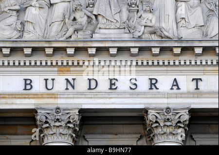 Logo et d'un redressement en l'Tymphanon, au-dessus du portail principal de l'Bunderat, Berlin, Germany, Europe Banque D'Images