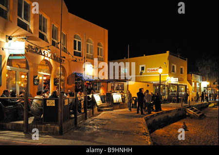 Scène de rue avec restaurant de nuit, Corralejo, Fuerteventura, Canary Islands, Spain, Europe Banque D'Images