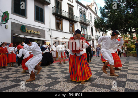 Portugal Funchal Madeira island-groupe de danse folklorique de l'Île-capitale spectateurs place du centre-ville chorus danse folk dancers les gens Banque D'Images