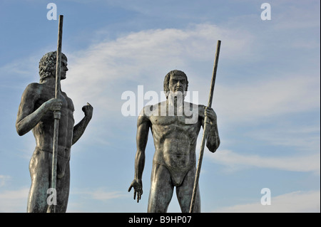 Plus grand que les moyennes des chiffres guerrier de bronze qui gardaient la vallée de Vega de Rio de las Palmas, à côté de la route après Betancuria Banque D'Images