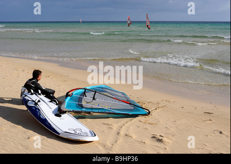 Windsurfer assis sur la plage de Sotavento de Jandia Beach, regarder des athlètes, Fuerteventura, Canary Islands, Spain, Europe Banque D'Images