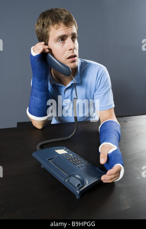 Détail de l'homme dans le plâtre du bras bras gens série composant les fractures des blessures de brise-bras plâtré en plâtre jette le handicap Banque D'Images