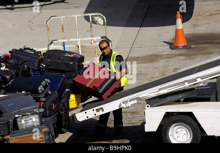 Chargement des bagages sur les voies de circulation de l'aéroport de Las Palmas, Grande Canarie, Îles Canaries, Espagne, Europe Banque D'Images