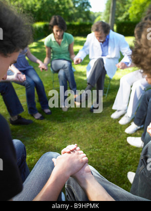 Cercle de personnes en rehab, holding hands Banque D'Images