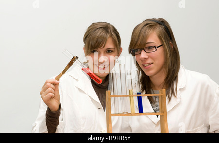 Les jeunes travaillant avec les tubes à essai pendant les leçons de chimie Banque D'Images