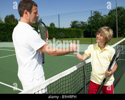 Leçon de tennis sous la chaleur Banque D'Images