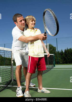 Leçon de tennis sous la chaleur Banque D'Images