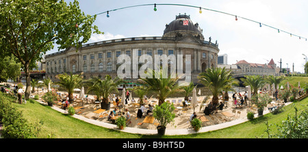 Musée Bode Museumsinsel, l'île aux musées, d'un bar de plage sur la rivière Spree, Berlin, Allemagne Banque D'Images