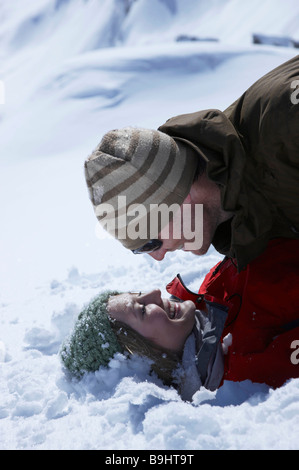 Young couple lying in snow Banque D'Images