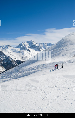 Groupe de skieurs sur une pente de neige alpes Banque D'Images