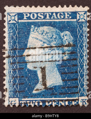 Gros plan du timbre postal britannique victorien bleu 2d sur fond noir. Utilisé avec le cachet de la poste, émis entre 1854 et 57. Banque D'Images